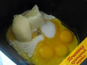 5) Отправляем следом за яйцами сливочное масло (предварительно его не нужно растапливать, это сделает хлебопечка сама). 