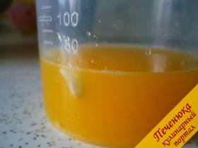 6) Моем хорошенько апельсин, вытираем его насухо. Разрезаем на две части и давим сок. Выливаем свежий сок в контейнер, пропуская его через сито, чтобы косточки в тесто не попали. 