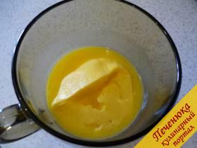 2) Масло сливочное растапливаем в микроволновке до теплого состояния, даем ему чуток остыть и вливаем к яично-сахарной массе. Перемешиваем. 