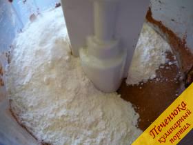 4) Отдельно смешиваем разрыхлитель с мукой, добавляем их в емкость к остальным ингредиентам, замешиваем тесто. 