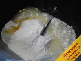 1) В моей хлебопечке в чашу для замеса всыпаются сначала сухие ингредиенты, а затем только жидкие. Если у Вас инструкция требует обратного порядка - всыпайте/вливайте ингредиенты в обратном порядке. Насыпаем дрожжи сухие, муку просеянную, соль, сахарный песок, вливаем подсолнечное масло и сыворотку. Устанавливаем чашу в хлебопечку, выставляем режим «тесто». 