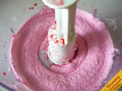 5) Получается довольно плотная масса красивого розового оттенка. Перекладываем пока еще теплое мороженое в чистый пластиковый контейнер, закрываем плотно крышкой и ставим в морозильную камеру. Чем больше по размеру будет контейнер, тем быстрее замерзнет творожная масса. Периодически (примерно один раз в час) мороженое с красной смородиной необходимо перемешивать ложкой, чтоб масса промерзала равномерно. 