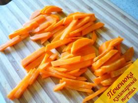 2) Морковку моем, чистим, соломкой режем и жарим следом за луком в том же масле, что остался от его жарки. 