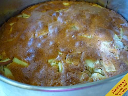 6) Духовку разогреваем до 180°C. Отправляем форму в духовку. Запекаем шарлотку с грушами, яблоками и корицей в течение сорока минут. 