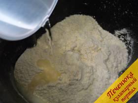 2) Всыпаем муку пшеничную. Если замешивать тесто вручную, муку желательно просеять. Следом за мукой вливаем воду (обычную фильтрованную комнатной температуры). 