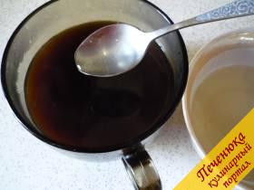 3) Половину растворенного желатина выливаем в процеженный теплый кофе. Перемешиваем. 
