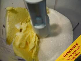 3) В емкости кухонного комбайна взбиваем сливочное масло (комнатной температуры) и сахарный песок, плюс добавляем ваниль. 