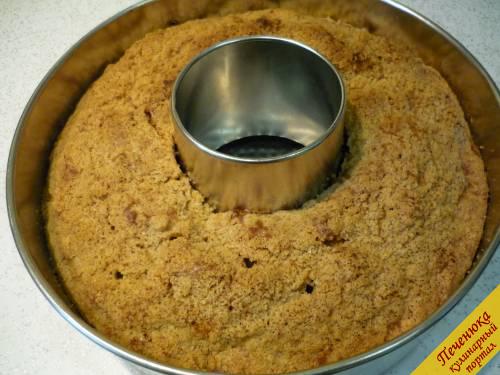 9) Выпекаем голландский яблочный кекс при температуре 170°C. Время выпечки - 60 минут +/- 10 минут. В моей электродуховке кекс полностью пропекся за 1 час 10 минут. Готовность проверяйте деревянной длинной шпажкой. 