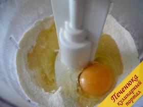 2) Добавляем поочередно жидкие составляющие: яйцо и растительное масло. Масло желательно использовать то, что не имеет запаха, у меня - рафинированное подсолнечное. 