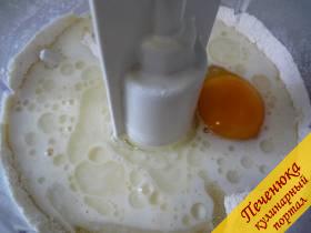 3) Вливаем молоко и на небольшой скорости замешиваем тесто. На выходе оно получается жидким! 