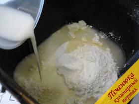 5) Следом вливаем молоко, его рекомендуется подогреть до состояния теплого. 