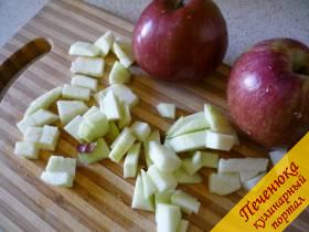 1) Яблоки промываем тщательно. Снимаем тонко кожицу с каждого яблочка, серединку выбрасываем. Нарезанные ломтики измельчаем мелкими кубиками и сразу складываем в кастрюльку. 