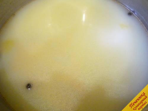 6) Возвращаем картофельно-луковое пюре в суп. Размешиваем. Крем-суп из лосося готов. 