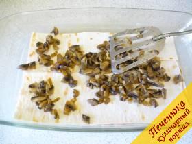 5) Теперь идет слой грибной. Шампиньоны отдельно до готовности жарим с луком в сковородке. Остывшие пожаренные грибочки раскладываем равным слоем на лаваш. 