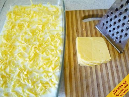 7) Трем на терке твердый сыр, посыпаем поверх соуса. 