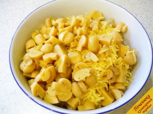 5) В салатнике смешиваем грибочки, мясо и сыр. 