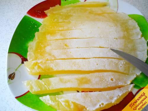 8) Застывший мармелад извлекаем из формы, отделяя пищевую пленку. Перекладываем пласт мармелада на посыпанную сахаром тарелку. Нарезаем кубиками. 