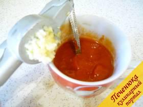 3) Томатную пасту смешиваем с водой, выдавливаем зубки чеснока. Отправляем томат и чеснок в сковородку к уже практически доведенному до готовности фаршу. 