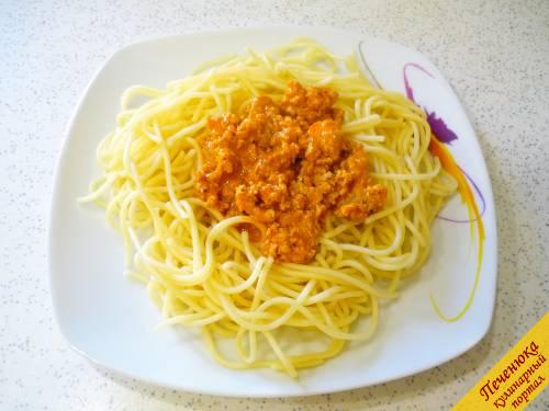 6) Отвариваем длинные тонкие спагетти в подсоленной воде. На тарелку выкладываем спагетти, а в центр - соус. Паста болоньезе готова, подаем блюдо к столу с зеленью и, по желанию, с тертым сыром. 