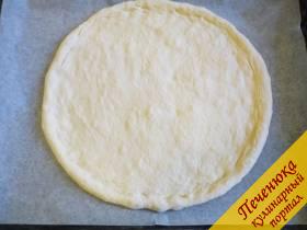4) На противень стелем бумагу пекарскую. Формируем тонкий корж/лепешку, это будет основа для нашей пиццы. 