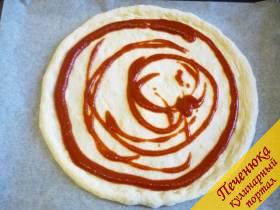 5) Смазываем основу кетчупом или специальным соусом для пиццы. 