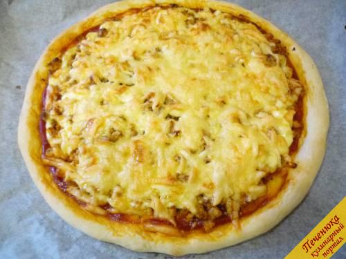 9) Разогреваем духовку до 180 - 200 градусов. Запекаем пиццу в духовке до готовности. Готовность определяем по кромке пиццы и цвету запеченного сыра. В среднем пицца в духовке выпекается 15-20 минут. 