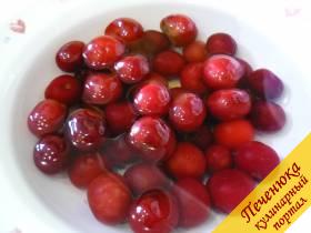3) Вишню замороженную или свежую необходимо помыть/разморозить. Вместо вишни можно взять любую сочную ягоду, фрукты. Мороженная вишня должна полностью оттаять в воде. 