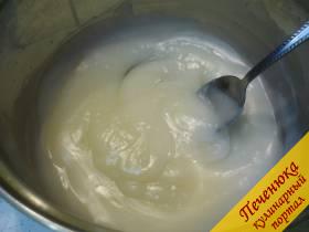 7) Теперь готовим крем. Молоко вливаем в кастрюлю, добавляем сахар и крахмал. Варим до закипания. Крем получается довольно густой. 