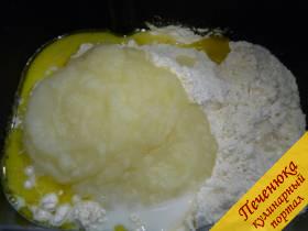 2) Варим картошку, воду сливаем, давим картошечку в пюре и разводим горячим отваром. Средней густоты картофельное пюре добавляем в тесто. 