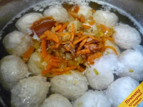 6) Морковку нарезаем соломкой, лук измельчаем мелко. Обжариваем морковку и лук на рафинированном подсолнечном масле. Отправляем зажарку в кастрюлю.