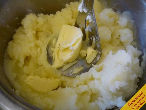 5) Добавляем небольшими порциями горячий картофельный отвар (молоко), добавляем масло сливочное. Пюре должно получиться воздушным, пышным. 