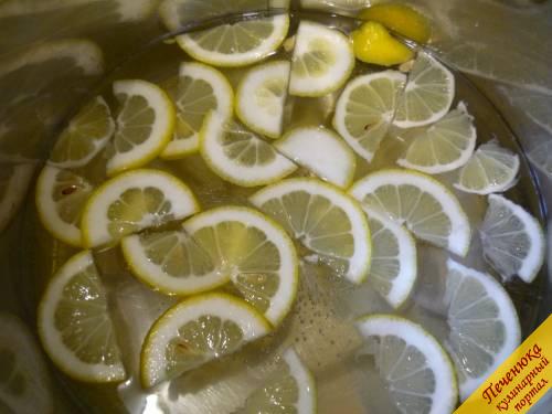 3) Возьмите крупный лимон, вымойте его хорошенько. Нарежьте тоненькими колечками. Кожицу не снимайте с лимона. Отправьте колечки лимона в кастрюлю с горячим сиропом. Накройте кастрюлю крышкой. Теперь важно дать напитку остыть самостоятельно, то есть не нужно выносить кастрюлю на холод или ставить в холодную воду. Уже спустя шесть - восемь часов домашним лимонадом можно будет угощать своих любимых близких, друзей. 