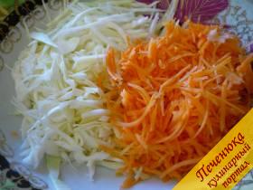 2) Морковку необходимо помыть, почистить и натереть на терке для морковки по-корейски. Добавляем морковку к капусте. 