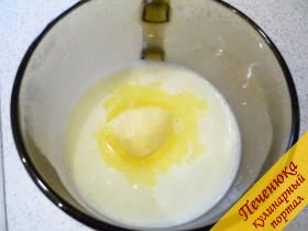 1) Молоко подогреваем, но не кипятим. Выключаем огонь и кладем в горячее молоко кусочек сливочного масла. Перемешиваем. Маслице должно растопиться. 