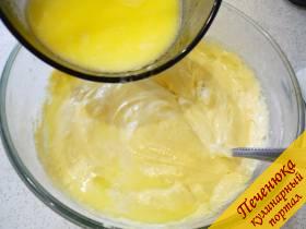 6) Вливаем горячее (!) молоко с растопленным в нем маслом. Перемешиваем. Тесто получается однородным, с появляющимися на поверхности пузырьками. 