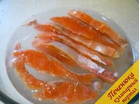2) Замороженную красную рыбу чистим от шкурки, нарезаем красиво тонкими ломтиками и помещаем на 40 - 60 минут в солевой раствор. 