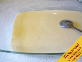 5) Форму смазываем маслом сливочным. Выливаем тесто (оно жидкое, не пугайтесь такой консистенции). 