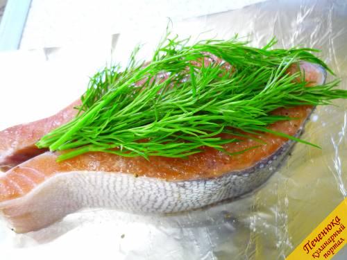 2) Через 30 минут на промаринованную рыбку укладываем нарезанный мелко укроп или целую веточку свежего укропа. 