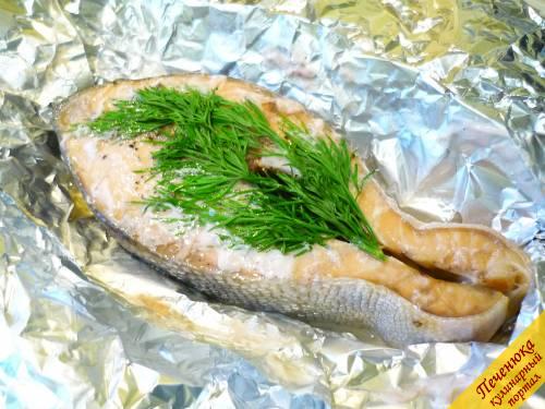 4) Даем рыбке немного остыть, разворачиваем фольгу, укроп выбрасываем, он в еду уже не годится. Горбуша в фольге готова!