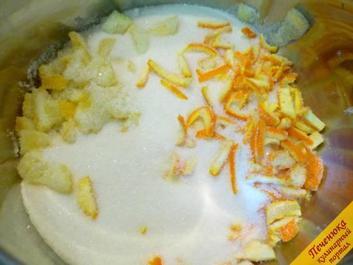 4) В кастрюлю ссыпаем нарезанные корки апельсина, нарезанный лимон и измельченный корешок имбиря. Добавляем сахар. Перемешиваем. Даем настояться час. За это время корки пустят сок. 