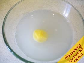 2) Насыщенность раствора проверить можно так: очищаем картошечку небольшого размера и опускаем в рассол. Если он недостаточно насыщенный, картофелина останется лежать на дне емкости. Как только соли достаточно в воде, картошка всплывает на поверхность и не погружается. 