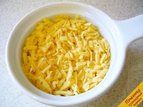 5) Трем на крупной терке твердый сыр. Щедро засыпаем грибы со сливками тертым сыром. 
