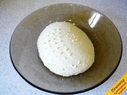 5) Спустя 15 минут солим поверхность сыра в дуршлаге, перекладываем в тарелку и солим его обратную сторону. Адыгейский сыр в домашних условиях готов! Можно сразу кушать. 