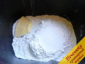 3) Засыпаем соль и сахар, ваниль, если сладкие булочки планируете делать, масло сливочное. Для ручного замеса масло следует растопить до теплого состояния. 