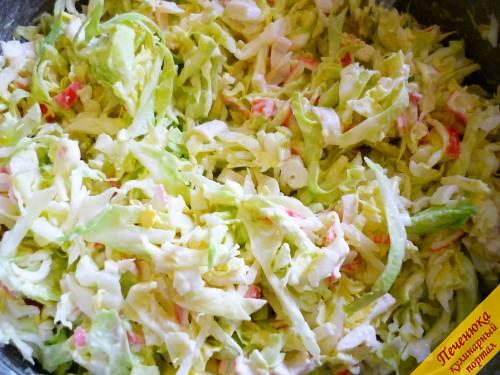 5) Перемешиваем крабовый салат, пробуем на соль.  