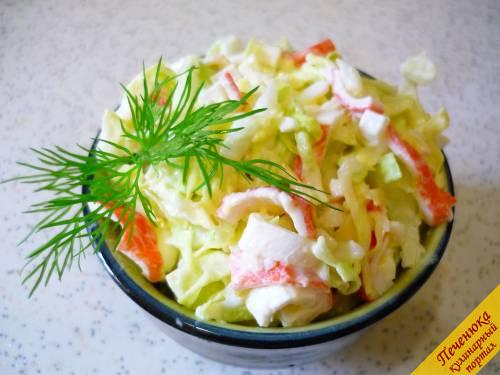 6) Салат очень сочный, подавать его можно сразу. Теперь вы знаете, как готовить крабовый салат быстро и вкусно. Украшайте его по своему усмотрению, приятного аппетита! 