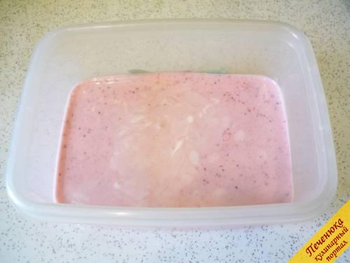 7) Жидкое мороженое переливаю в плоскую емкость. Накрываю крышкой и ставлю в морозилку. Емкость должна быть предназначена для использования при низких температурах. 