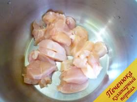 1) Мясо промываем, мелко кубиками режем, заливаем водой и варим до готовности. Добавляем соль и перец черный в горошке, лавровый лист. Пенку снимаем. Можно еще добавить нарезанный корешок сельдерея и маленькую репчатую луковичку. Варим полчаса, если бульон куриный, и около часа, если бульон из свинины. 