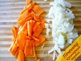 2) Лучок репчатый нарезаем мелко, морковку моем и чистим, режем соломкой. 