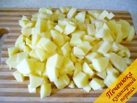 5) Картошку сырую чистим, моем, нарезаем кубиками и отправляем в бульон. 